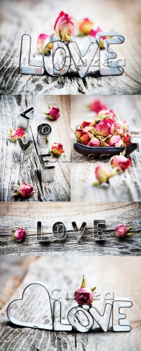     / Roses on a wooden background - Stock photo