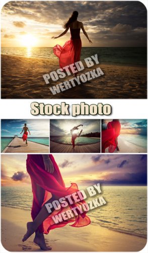     / Girl on the ocean beach - stock photos